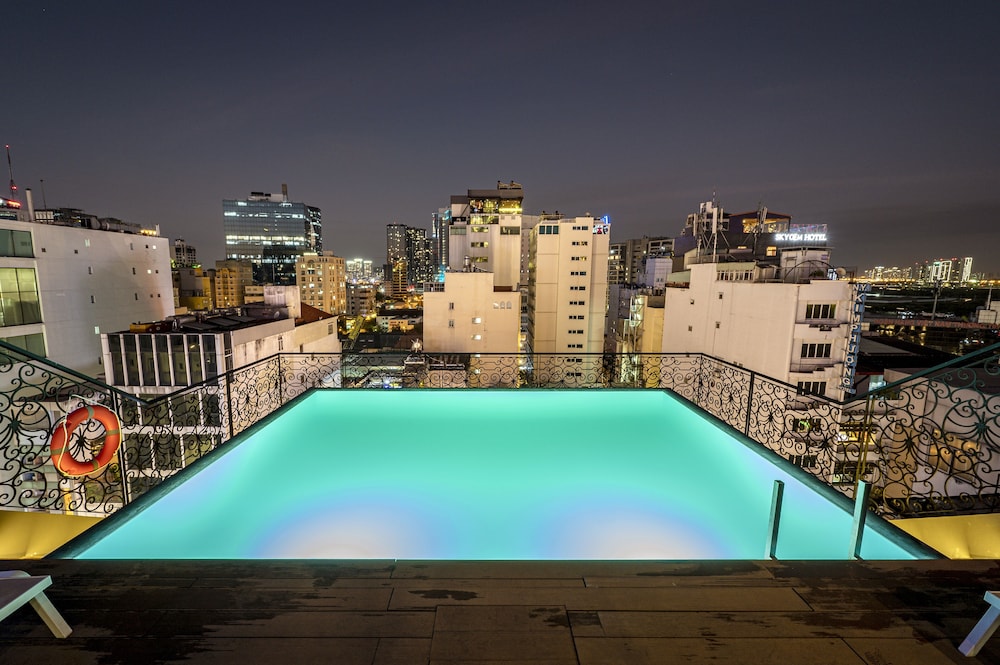 Rooftop pool