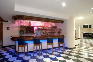 thumbnail: Bar (on property)
