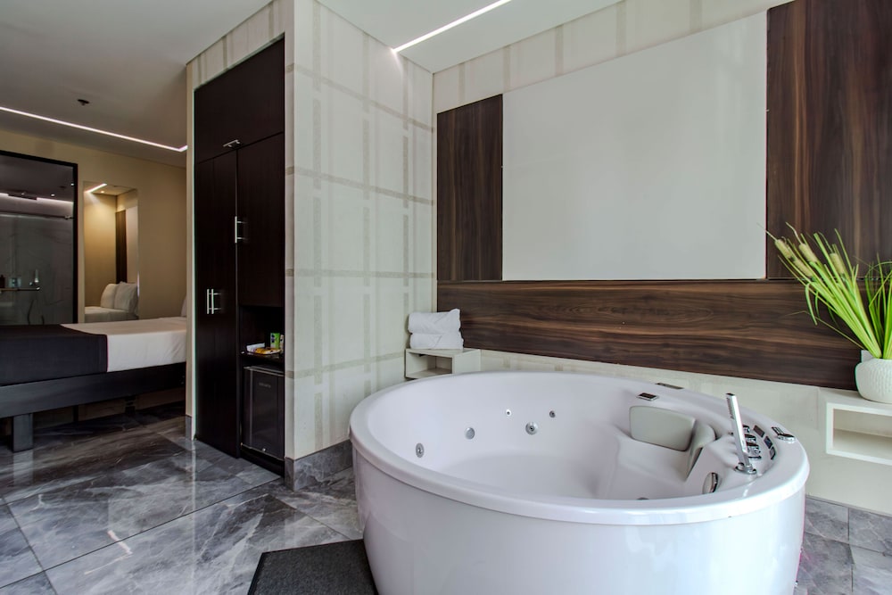 Private spa tub