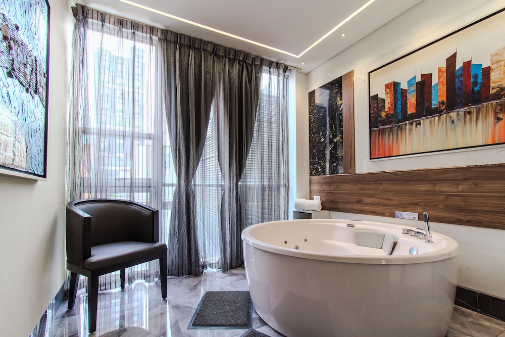 Private spa tub