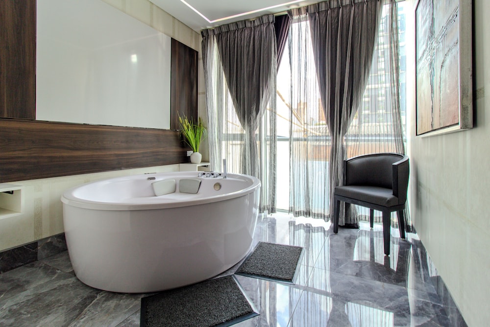 Private spa tub