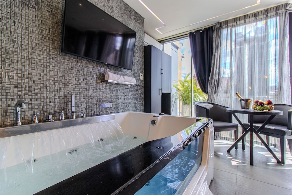 Private spa tub