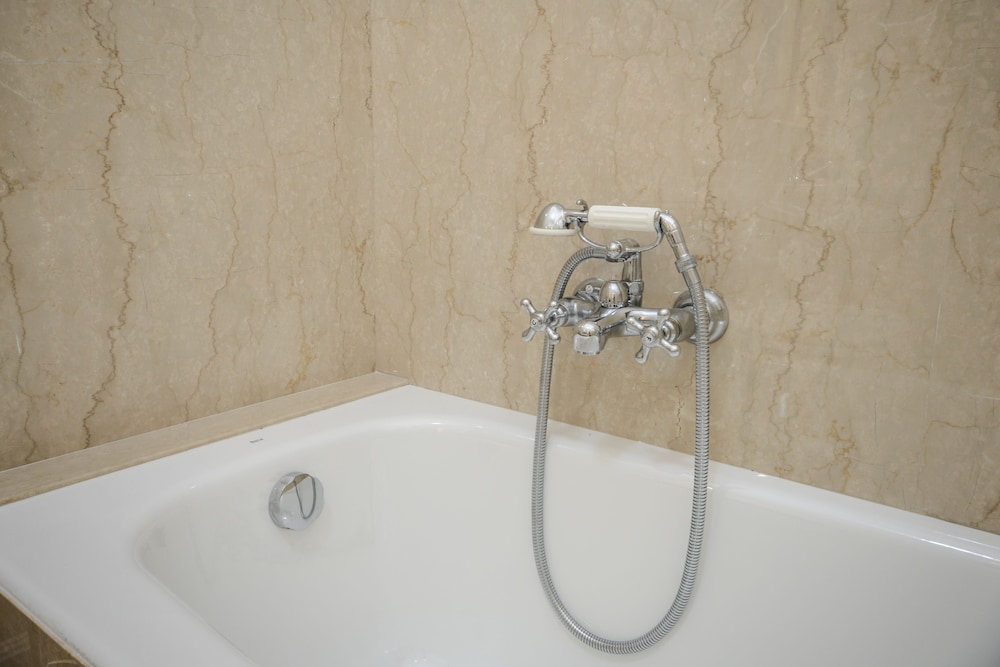Deep soaking bathtub
