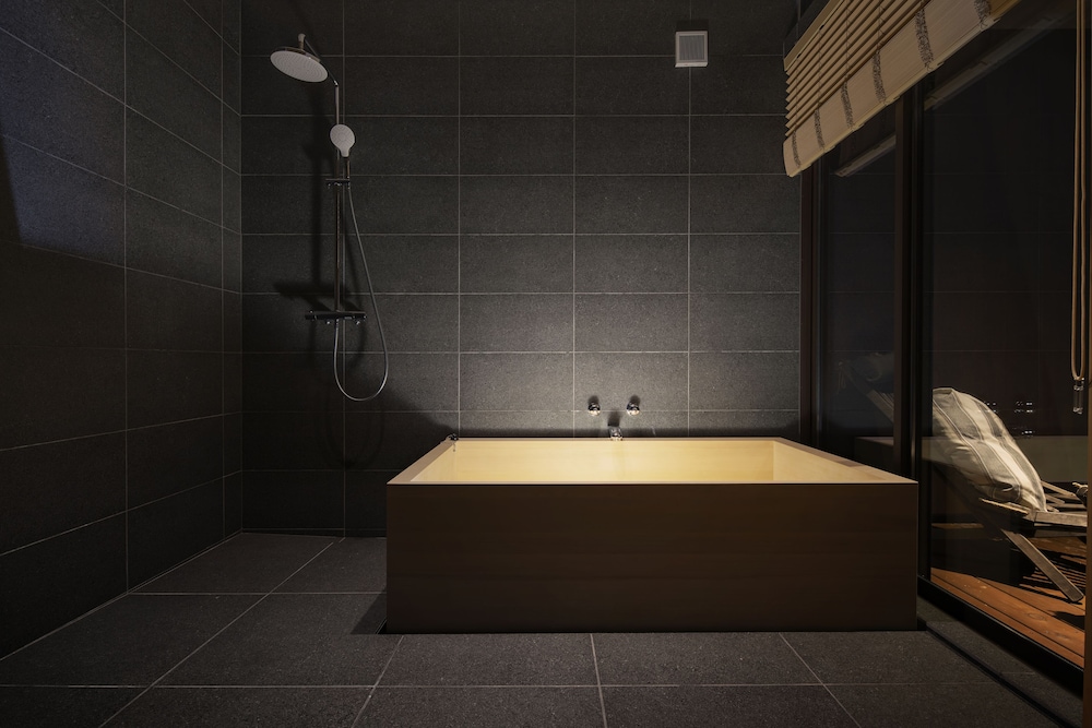 Deep soaking bathtub