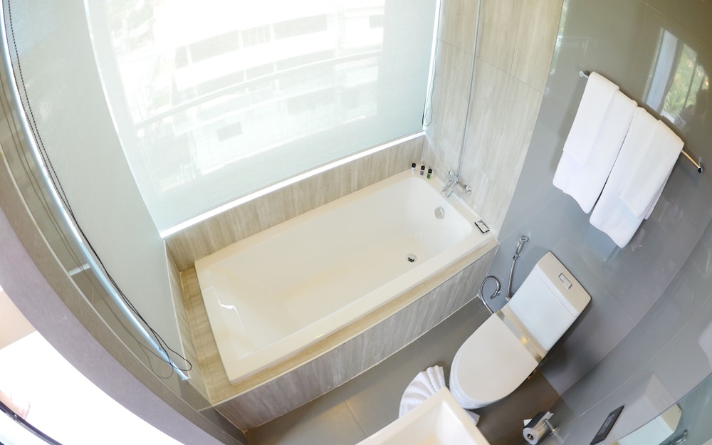 Deep soaking bathtub