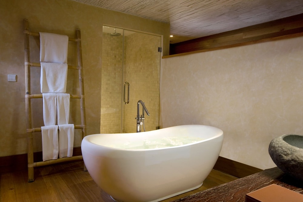 Deep soaking bathtub