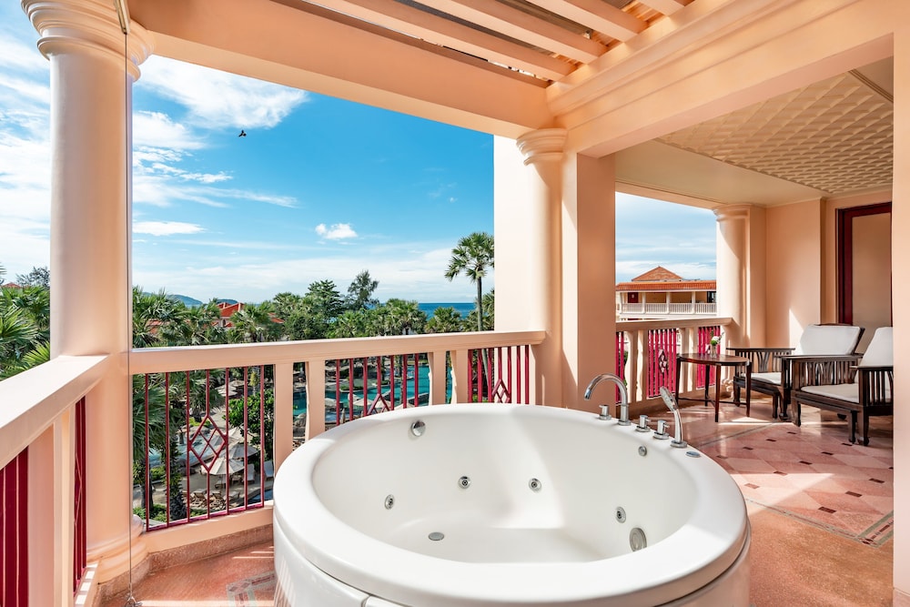 Private spa tub