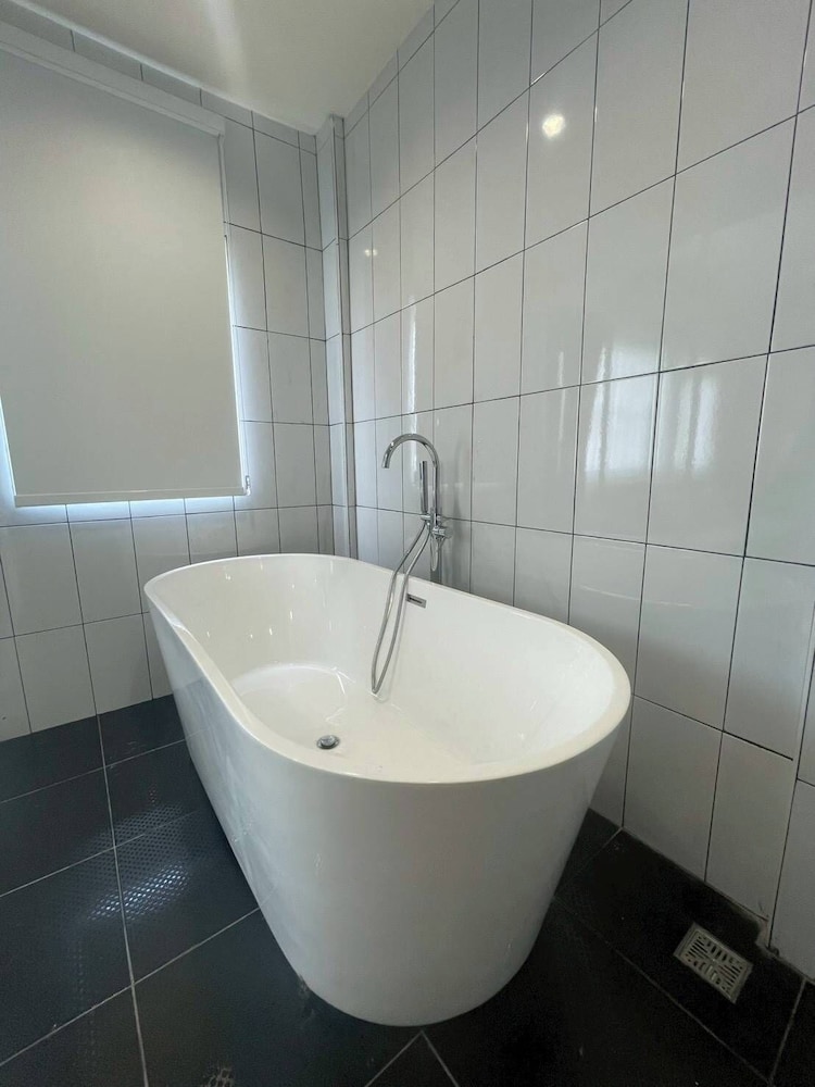 Deep soaking bathtub