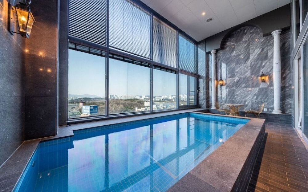 Private pool