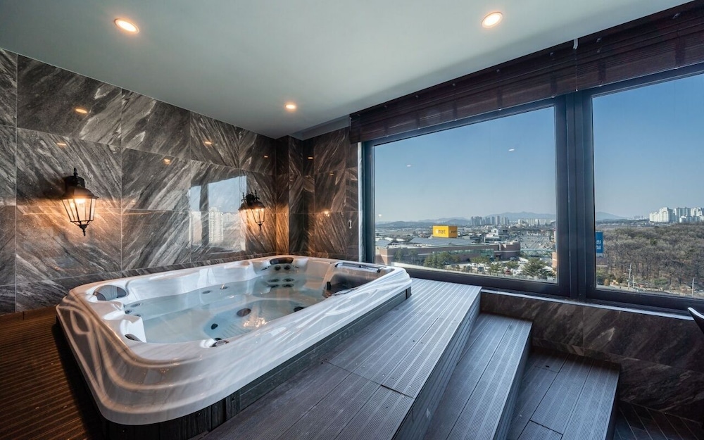 Private spa tub