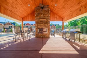 thumbnail: Outdoor dining