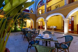 thumbnail: Outdoor dining