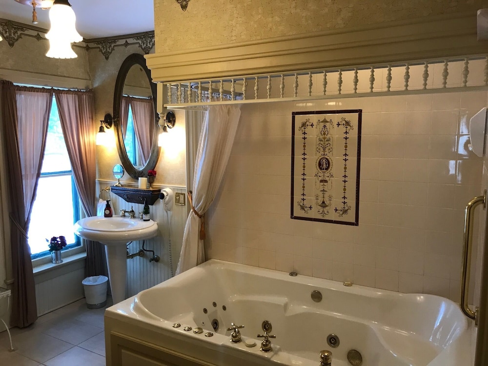 Deep soaking bathtub
