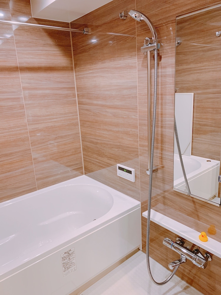 Deep soaking bathtub