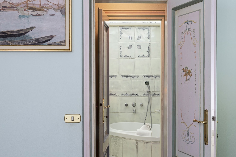 Deep soaking bathtub
