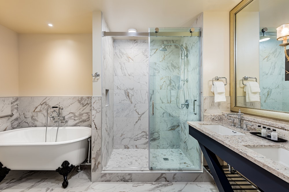 Deep soaking bathtub