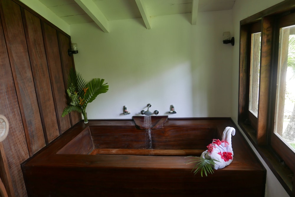 Deep soaking bathtub