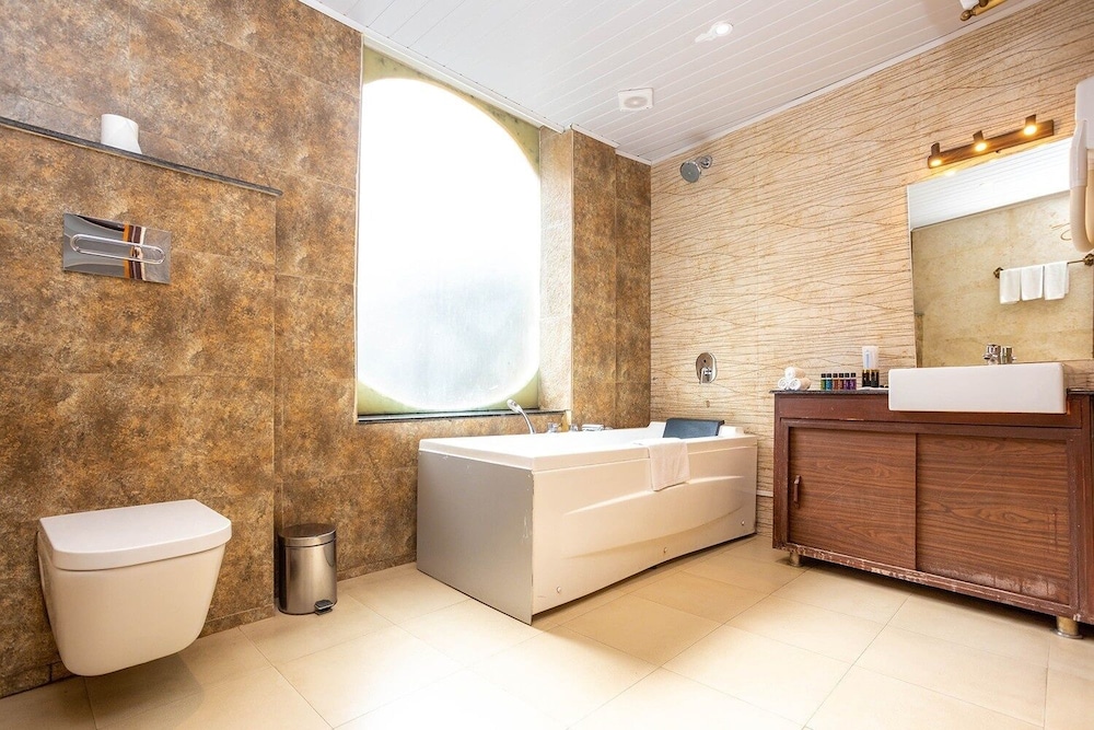 Deep soaking bathtub