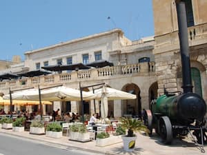 thumbnail: Outdoor dining