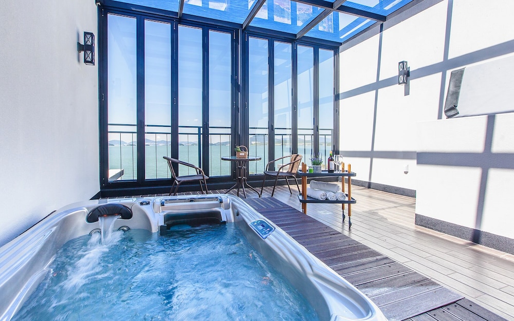 Private spa tub