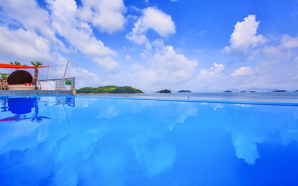 Infinity pool