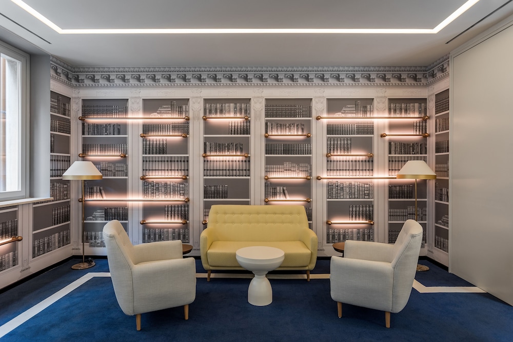 Lobby lounge