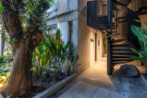 thumbnail: Exterior detail