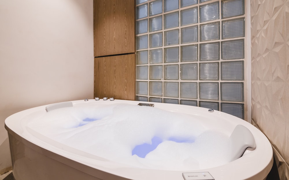 Jetted tub