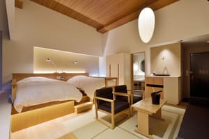 thumbnail: Interior entrance