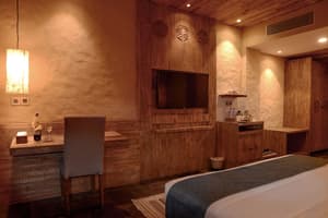 thumbnail: Bar (on property)