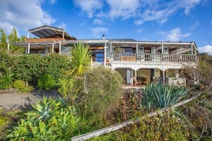 thumbnail: Front of property