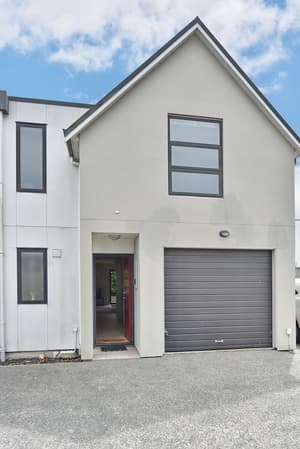 thumbnail: Front of property