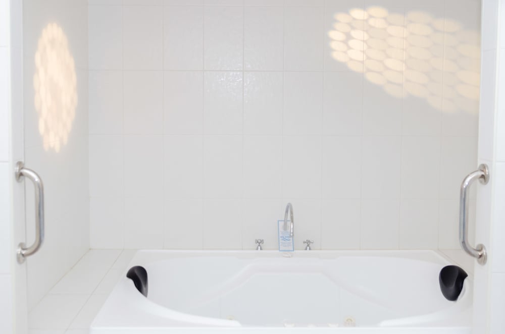 Jetted tub