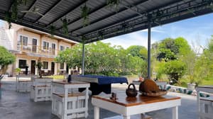 thumbnail: Front of property