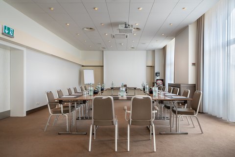 Flexible meeting rooms in Essen flooded with natural daylight