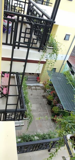 thumbnail: Courtyard view