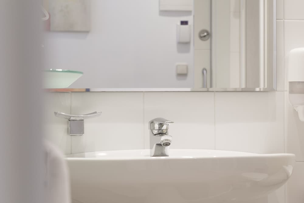 Deep soaking bathtub