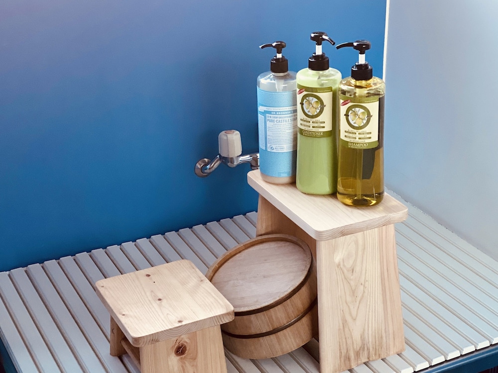 Bathroom amenities