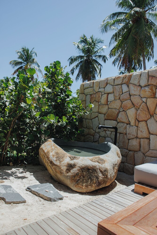 Deep soaking bathtub