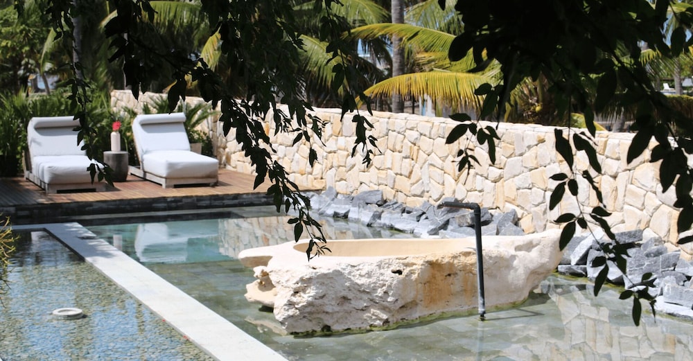 Deep soaking bathtub