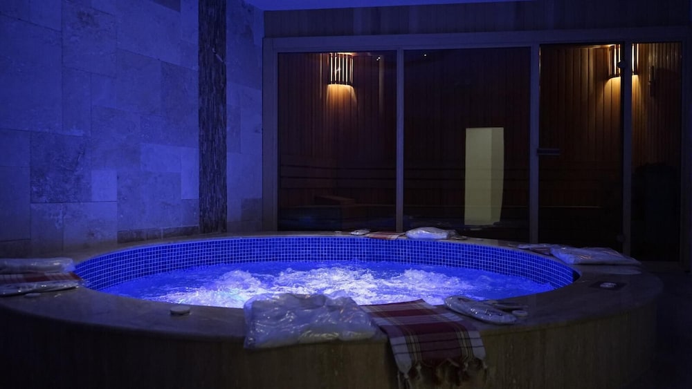 Indoor spa tub