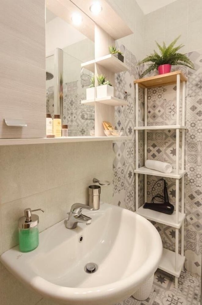Bathroom sink