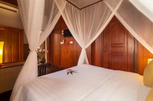 thumbnail: Interior entrance