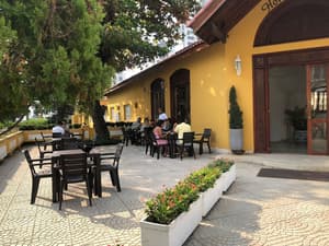 thumbnail: Outdoor dining
