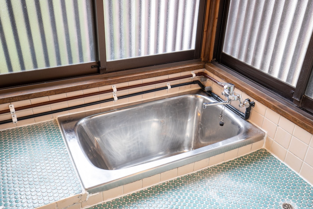 Deep soaking bathtub