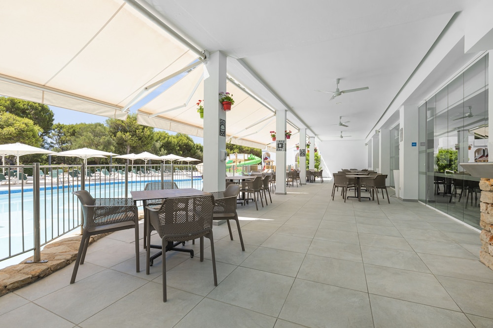 Poolside bar
