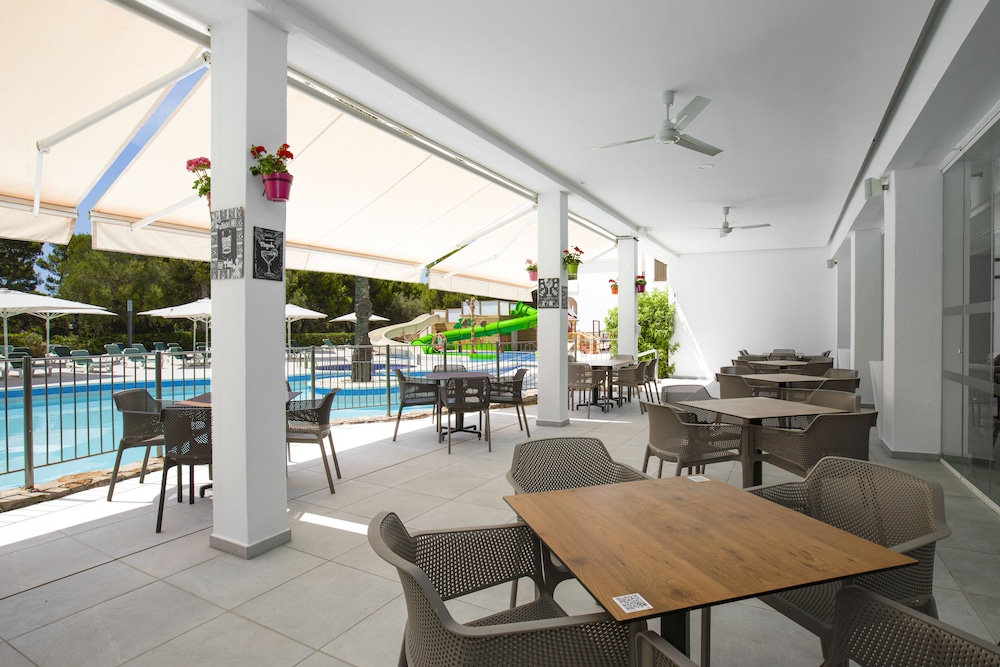 Poolside bar