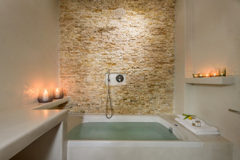 Deep soaking bathtub