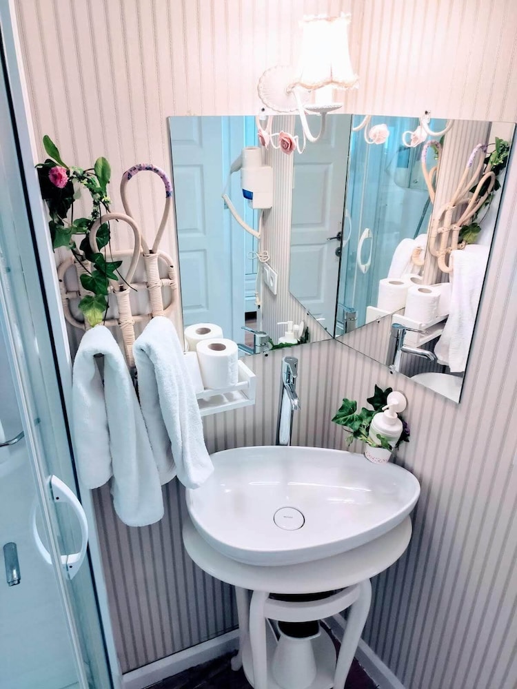Bathroom sink