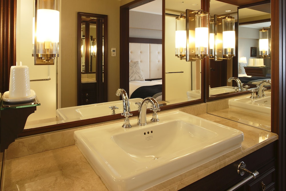 Bathroom sink